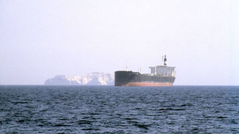 Στενά του Ορμούζ: Δεύτερο πλοίο χτυπήθηκε από «άγνωστο βλήμα» – Ανησυχία για τη ναυσιπλοΐα από την εμπόλεμη κατάσταση