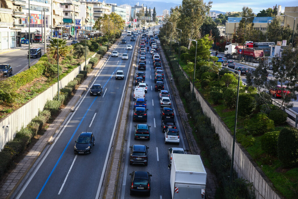 Χάος στους δρόμους της Αττικής: Τροχαίο στην Αλίμου-Κατεχάκη – «Κολλημένοι» οι οδηγοί