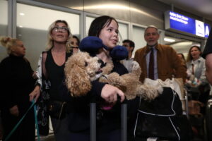 Πτήση επαναπατρισμού από Ντουμπάι: Έφτασαν στο «Ελ. Βενιζέλος» 100 Έλληνες με τα κατοικίδιά τους [Φωτογραφίες]