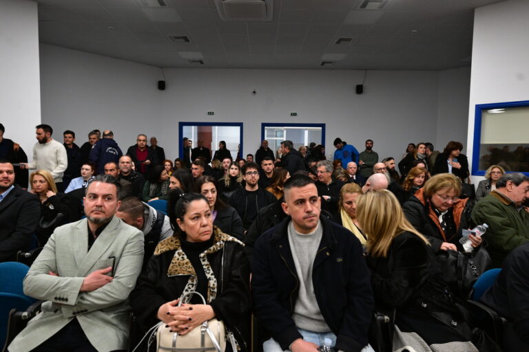Δίκη για τα Τέμπη: Οι φωνές για την αίθουσα, η απάντηση του υπουργείου και το χρονικό της έντασης