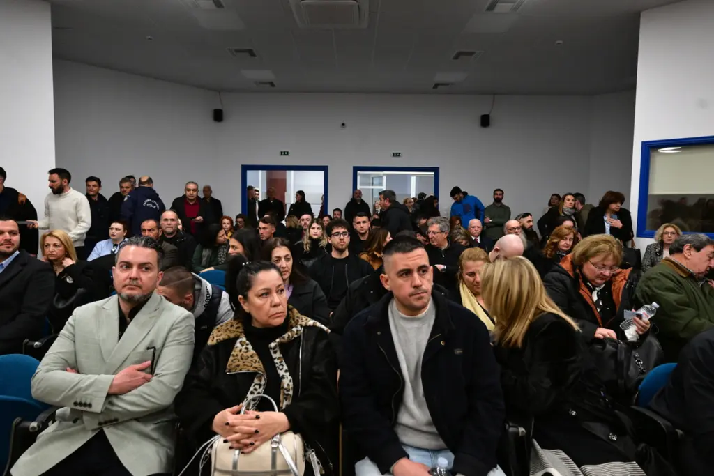 Τέμπη: Άρχισε ξανά η δίκη στη Λάρισα – Ένταση στην αίθουσα με συγγενείς θυμάτων