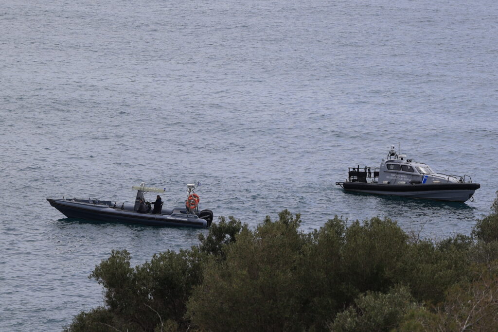 Λιμανάκια Βουλιαγμένης: Ολοκληρώθηκε η ανάσυρση του 34χρονου δύτη – Μεταφέρθηκε με σκάφος του λιμενικού η σορός [εικόνες – βίντεο]