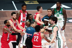 Χαμός στο Παναθηναϊκός – Ολυμπιακός: Μεγάλη ένταση με Ναν και Ντόρσεϊ – Πιάστηκαν στα χέρια [φωτογραφίες]