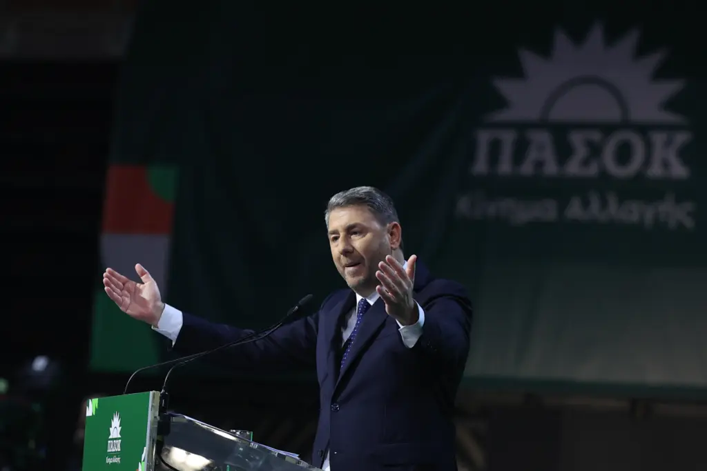 ΠΑΣΟΚ: Με μήνυμα στον Δούκα και τάζοντας «λαγούς με πετραχήλια» άνοιξε το συνέδριο ο Ανδρουλάκης
