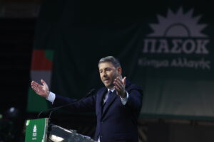 ΠΑΣΟΚ: Με μήνυμα στον Δούκα και τάζοντας «λαγούς με πετραχήλια» άνοιξε το συνέδριο ο Ανδρουλάκης