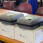 Βόλος: Μητέρα δώρισε απινιδωτές σε δύο σχολεία στη μνήμη του γιου της που πέθανε από ανακοπή