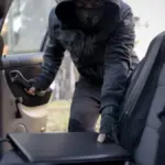 Η νέα απάτη με κέρματα στα πάρκινγκ που αδειάζει αυτοκίνητα