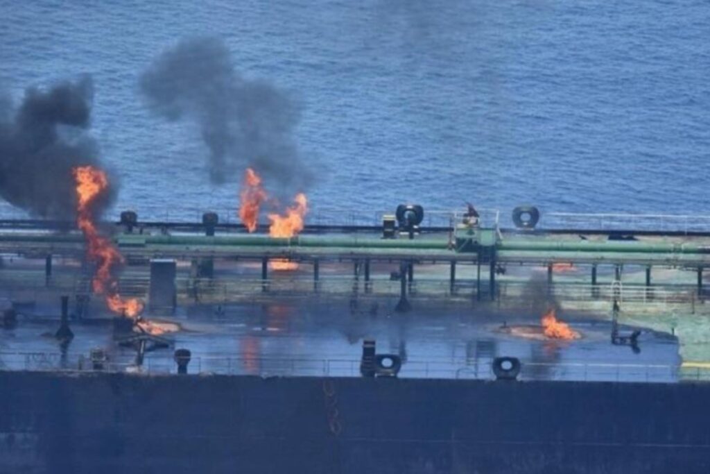 UKMTO: Έκρηξη σε πετρελαιοφόρο δεξαμενόπλοιο αγκυροβολημένο στο Κουβέιτ – Διαρροή πετρελαίου στη θάλασσα