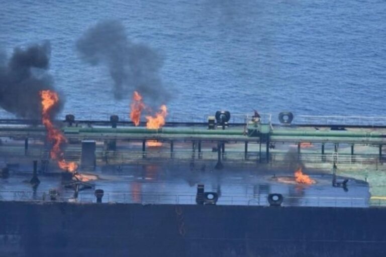 UKMTO: Έκρηξη σε πετρελαιοφόρο δεξαμενόπλοιο αγκυροβολημένο στο Κουβέιτ – Διαρροή πετρελαίου στη θάλασσα