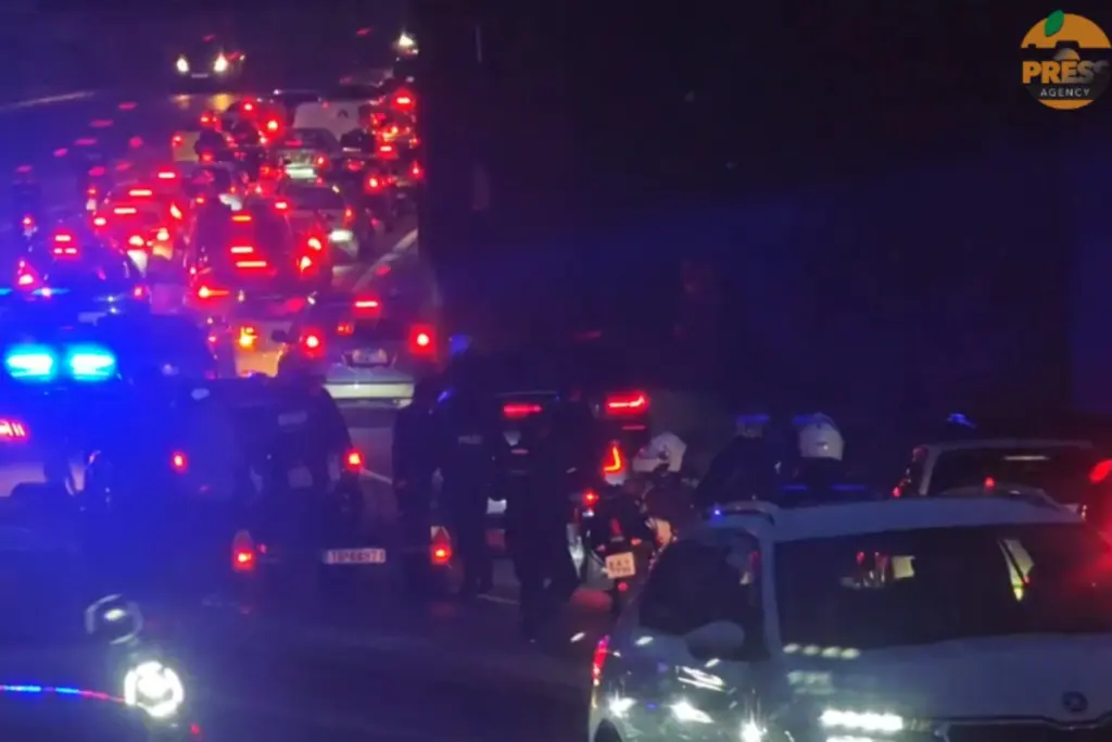 Κίνηση τώρα: Χάος στην Κηφισίας λόγω τροχαίου ατυχήματος – Ενεπλάκη μηχανή της ΕΛ.ΑΣ, ένας τρα