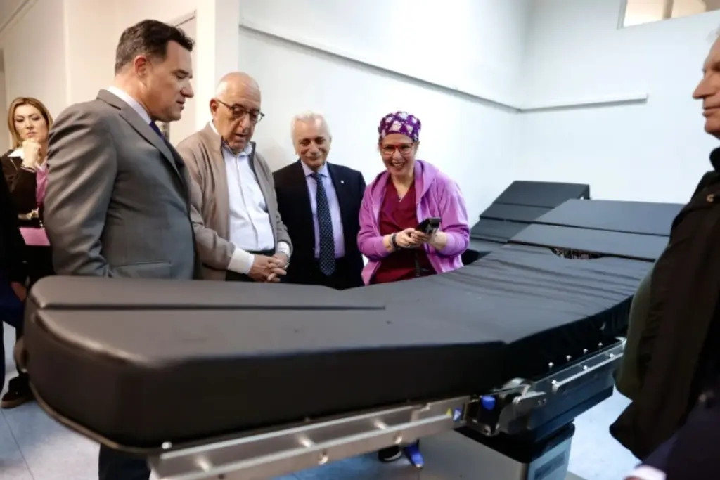 Παρουσία Γεωργιάδη τα εγκαίνια υπερσύγχρονων χειρουργικών τραπεζών στο Κοργιαλένειο – Μπενάκειο