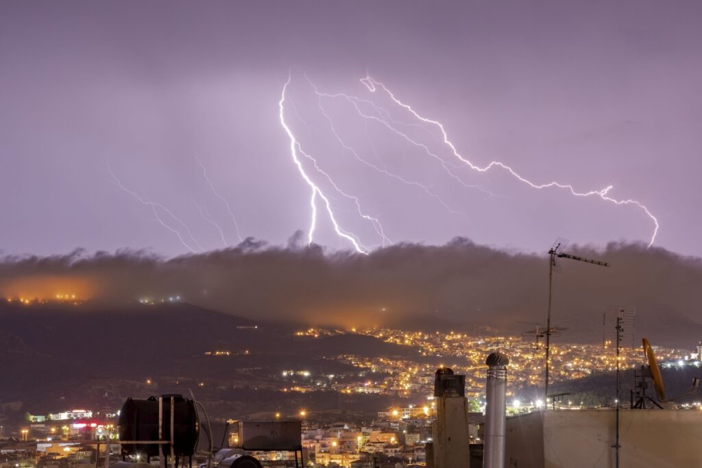Κακοκαιρία Erminio: H Αττική και δέκα Περιφέρειες σε κόκκινο συναγερμό – Τι λένε οι μετεωρολόγοι [Βίντεο]