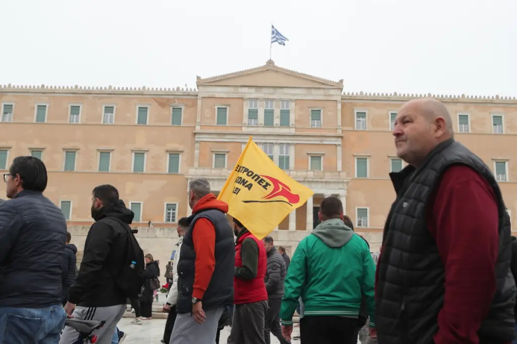 Ταξί: Με καπνογόνα και συνθήματα έφτασαν στη Βουλή οι αυτοκινητιστές – Συνεχίζεται η απεργία