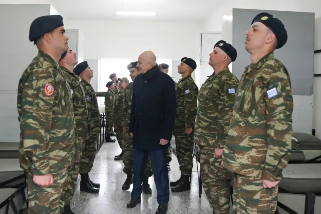 Απροειδοποίητη επίσκεψη Δένδια στο 625 Μηχανοκίνητο Τάγμα Πεζικού στα Ιωάννινα – Γεύμα με τους