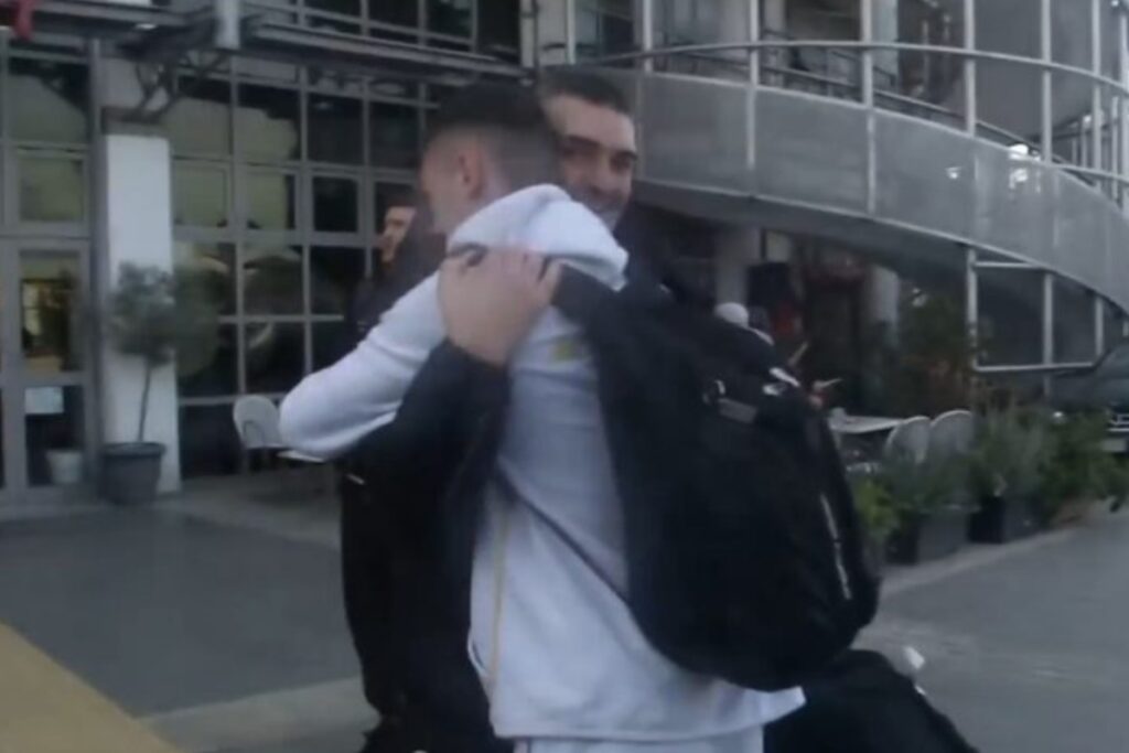 Επέστρεψε στη Θεσσαλονίκη η ομάδα μπάσκετ Κ18 του Άρη που είχε εγκλωβιστεί στο Άμπου Ντάμπι [Βίντεο]