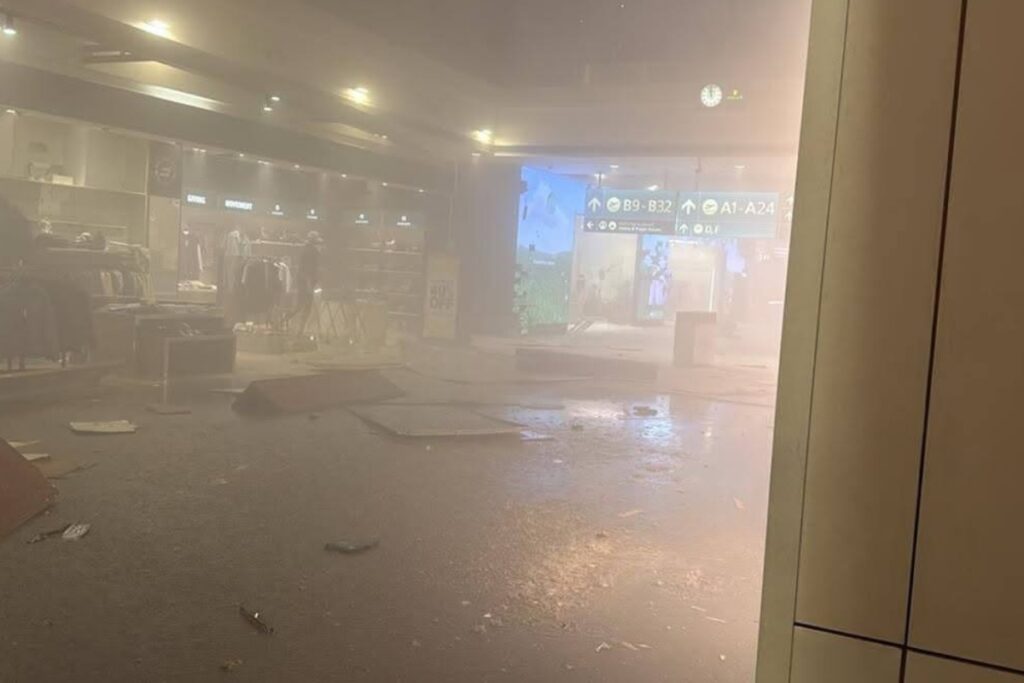 Χαμός στο αεροδρόμιο του Ντουμπάι μετά από ιρανικό χτύπημα: Βίντεο ντοκουμέντο με τον κόσμο να τρέχει προς εκκένωση