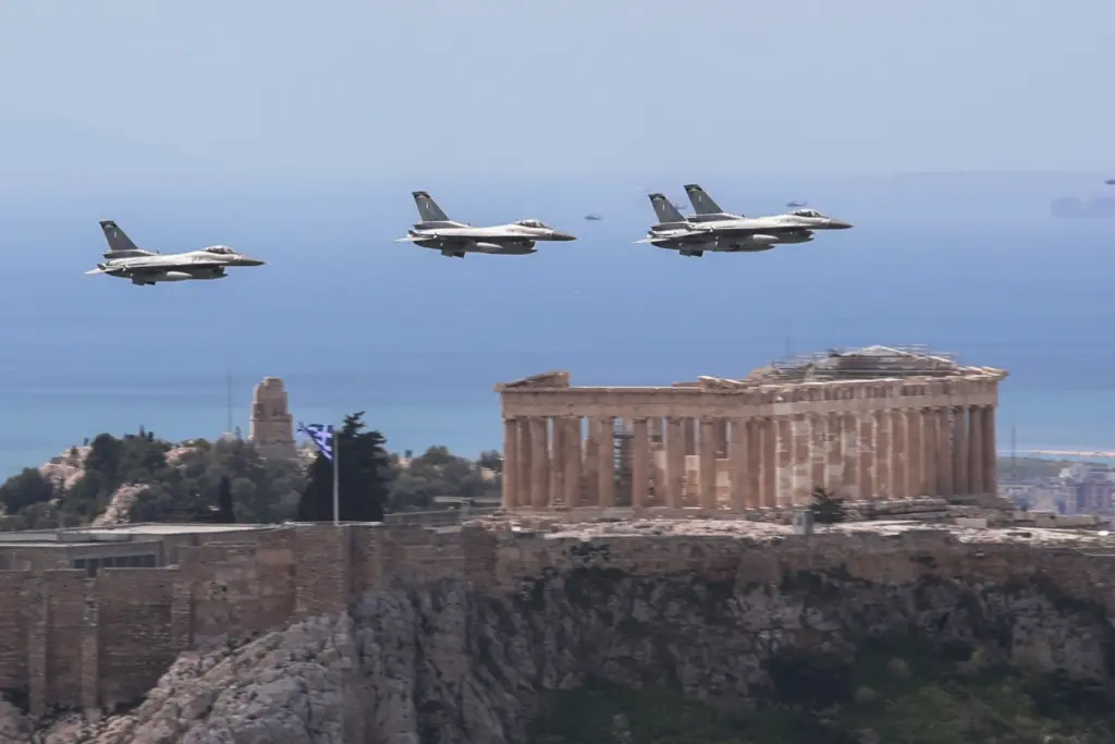 25η Μαρτίου: Τα μαχητικά «έσκισαν» τον ουρανό της Αθήνας στην παρέλαση – Εντυπωσιακές εικόνες