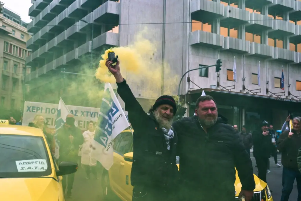 Στους δρόμους ξανά τα ταξί: Με καπνογόνα και συνθήματα στη Βουλή – «Οι απεργιακές δράσεις θα συνεχισ