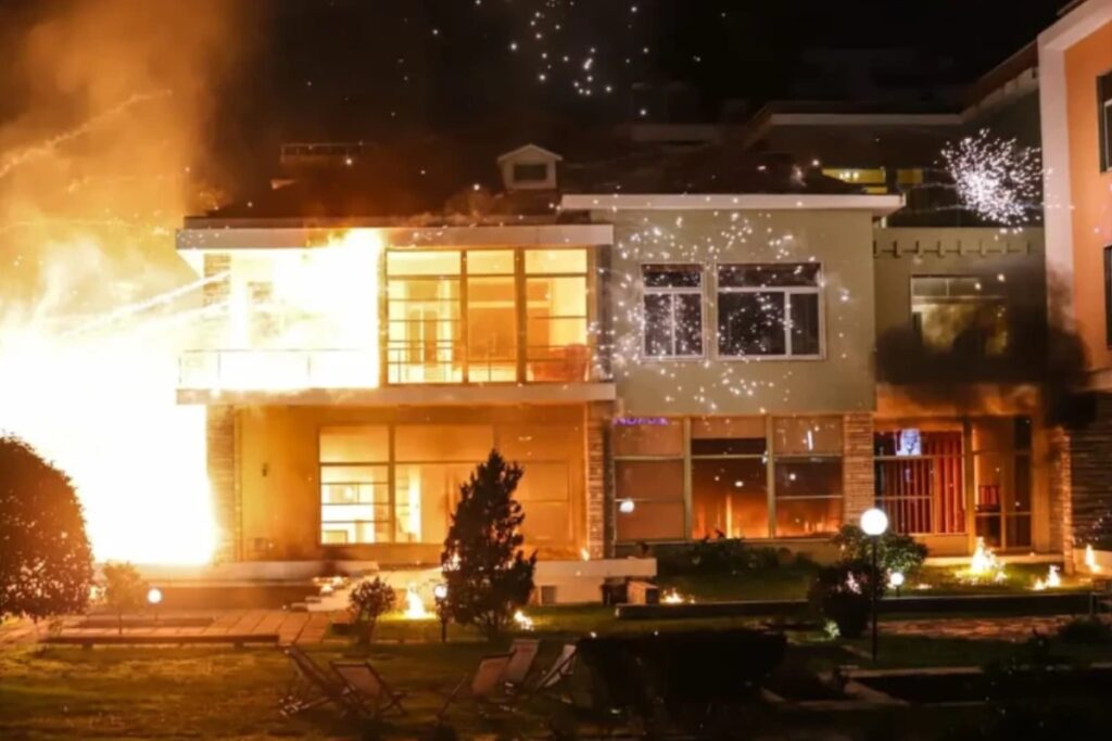 Τίρανα: Φωτιά στην έπαυλη Χότζα κατά τη διάρκεια διαμαρτυρίας της αντιπολίτευσης