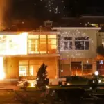 Τίρανα: Φωτιά στην έπαυλη Χότζα κατά τη διάρκεια διαμαρτυρίας της αντιπολίτευσης