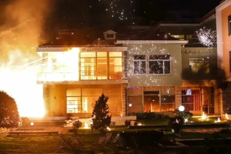 Τίρανα: Φωτιά στην έπαυλη Χότζα κατά τη διάρκεια διαμαρτυρίας της αντιπολίτευσης