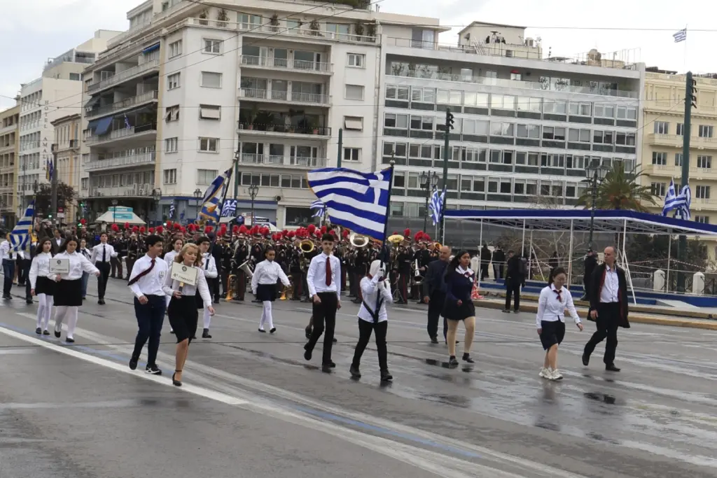 25η Μαρτίου: Υπό βροχή η μαθητική παρέλαση στο Σύνταγμα – Οι κυκλοφοριακές ρυθμίσεις, πως θα λειτουρ