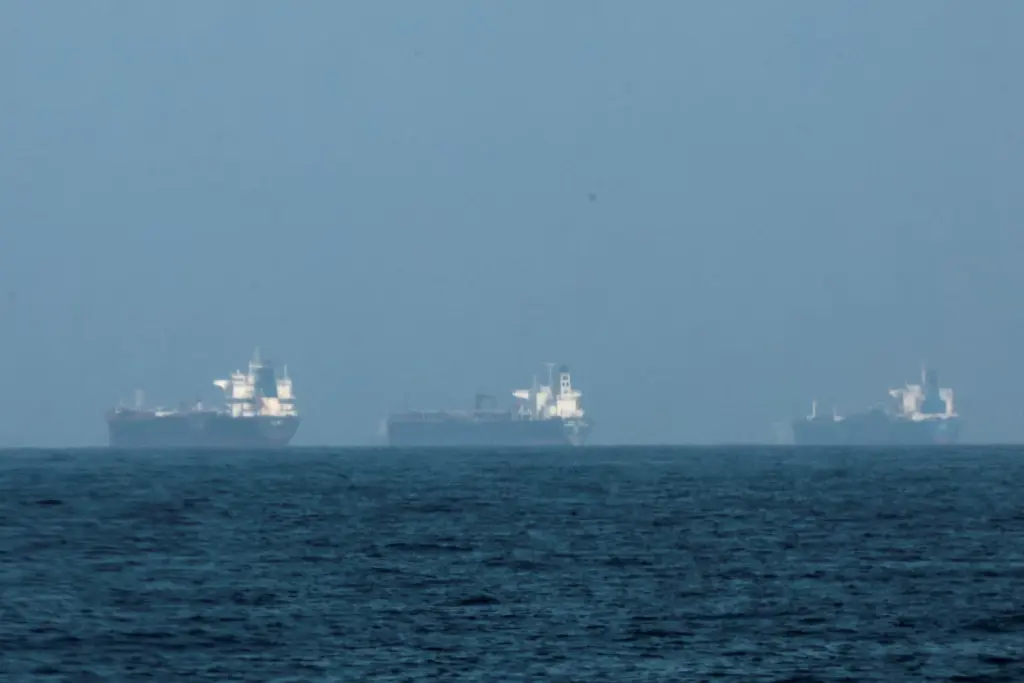 Το ναυτικό του Ομάν διέσωσε πλήρωμα φορτηγού πλοίου που χτυπήθηκε από πυραύλους στο Στενό του Ορμούζ