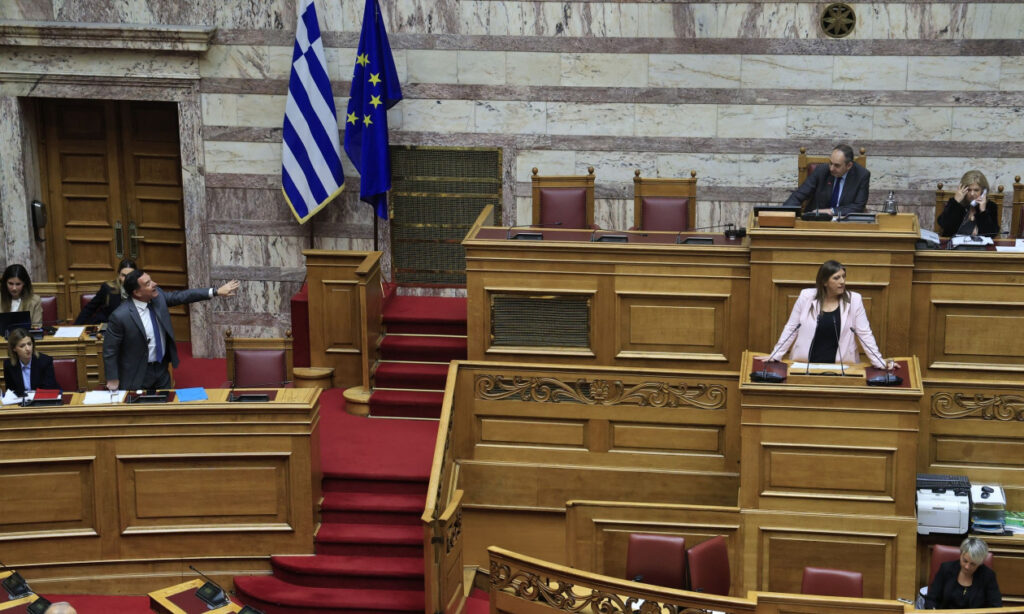 Νέος χαμός στη Βουλή για τα κράκερ: Ο Γεωργιάδης κατήγγειλε ότι τον βιντεοσκοπούσε – Δείτε τι συνέβη