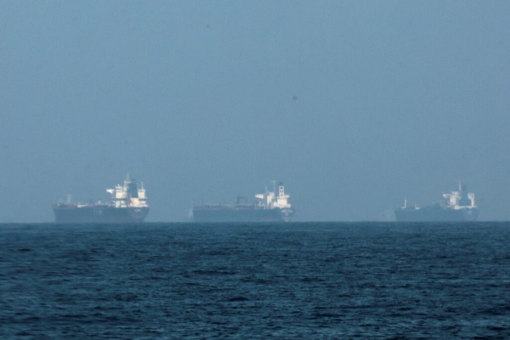 Δραματικές στιγμές: Σοκ από το βίντεο Ελλήνων ναυτικών – Πύραυλοι πέφτουν δίπλα σε πλοίο στον Περσικό