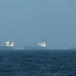 Δραματικές στιγμές: Σοκ από το βίντεο Ελλήνων ναυτικών – Πύραυλοι πέφτουν δίπλα σε πλοίο στον Περσικό