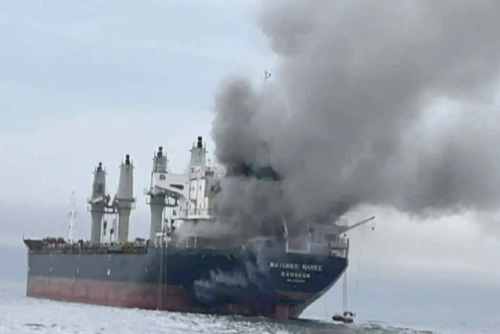 Εμπόλεμη ζώνη τα Στενά του Ορμούζ: Χτυπήθηκαν τρία εμπορικά πλοία, ανάμεσά τους ένα ελληνόκτητο – Αγνοούνται 3 ναυτικοί [εικόνες]