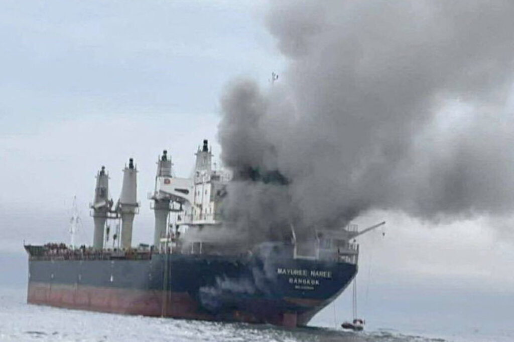 Εμπόλεμη ζώνη τα Στενά του Ορμούζ: Χτυπήθηκαν τρία εμπορικά πλοία, ανάμεσά τους ένα ελληνόκτητο – Αγνοούνται 3 ναυτικοί [εικόνες]
