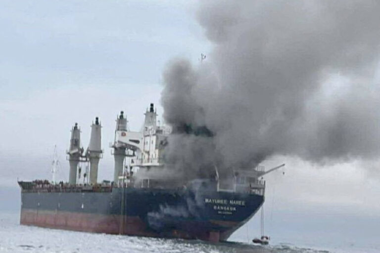 Εμπόλεμη ζώνη τα Στενά του Ορμούζ: Χτυπήθηκαν τρία εμπορικά πλοία, ανάμεσά τους ένα ελληνόκτητο – Αγνοούνται 3 ναυτικοί [εικόνες]