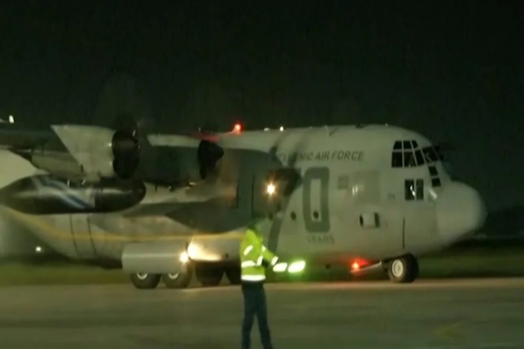 Ελευσίνα: Επαναπατρίστηκαν με C-130 της Πολεμικής Αεροπορίας 91 Έλληνες από το Αμπού Ντάμπι