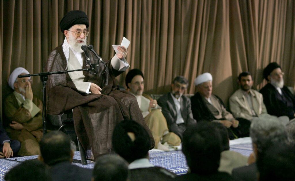 Η στρατηγική του Ιράν: Να επεκτείνει τον πόλεμο, να αυξήσει το κόστος, να αντέξει περισσότερο από τον Τραμπ