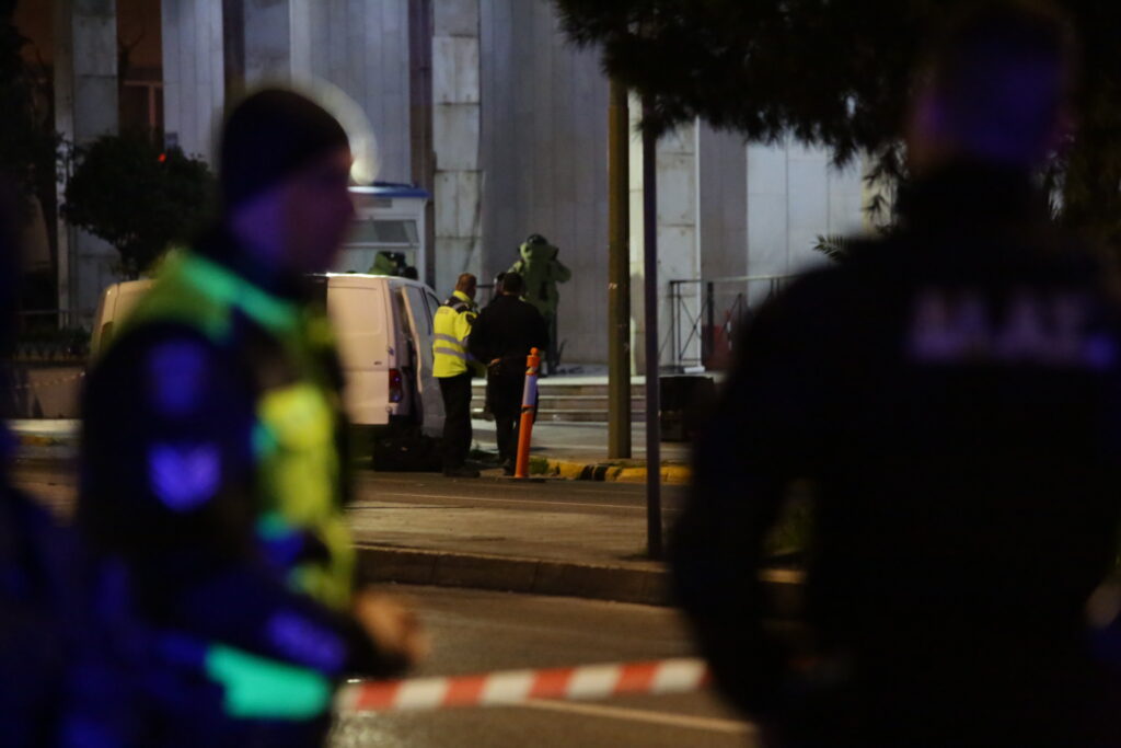 ΓΑΔΑ: Αληθινές οι 3 χειροβομβίδες του άνδρα που απειλούσε να ανατιναχτεί [Βίντεο]