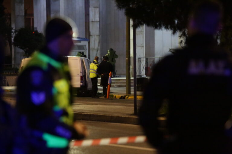 ΓΑΔΑ: Αληθινές οι 3 χειροβομβίδες του άνδρα που απειλούσε να ανατιναχτεί [Βίντεο]