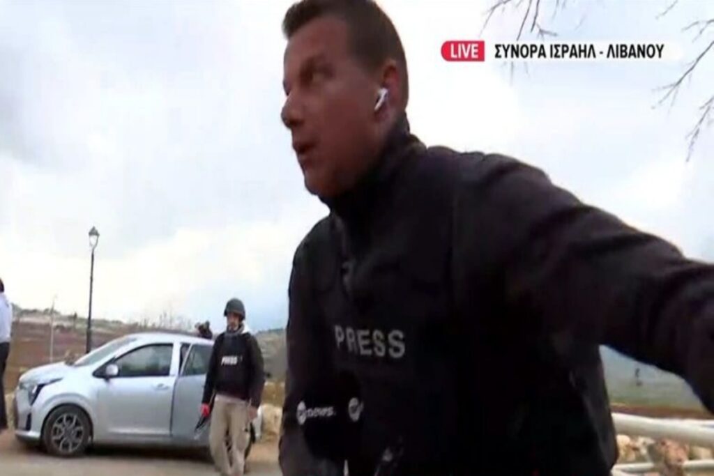 Σύνορα Ισραήλ – Λιβάνου: Η στιγμή που το συνεργείο της ΕΡΤ τρέχει να προστατευτεί από εκρήξεις [Βίντεο]