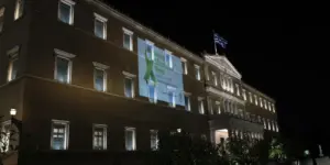 Γλαύκωμα: Φωταγωγήθηκε η Βουλή για την Παγκόσμια Ημέρα