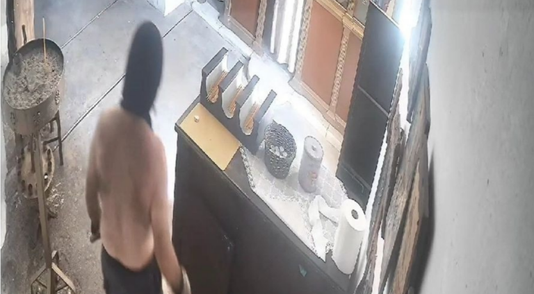 Ηράκλειο: Ημίγυμνος άνδρας κλέβει εκκλησία – Καρέ καρέ οι κινήσεις του [βίντεο]