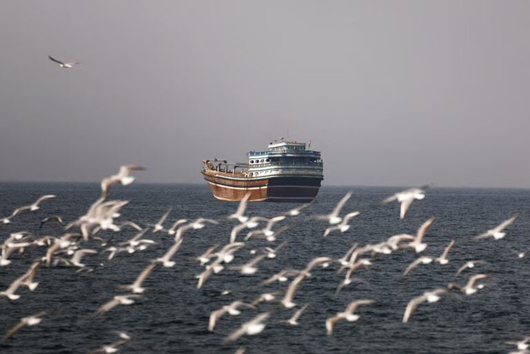 Ιράν: Απειλεί με επιβολή τελών διέλευσης για τα πλοία που διασχίζουν το Στενό του Ορμούζ
