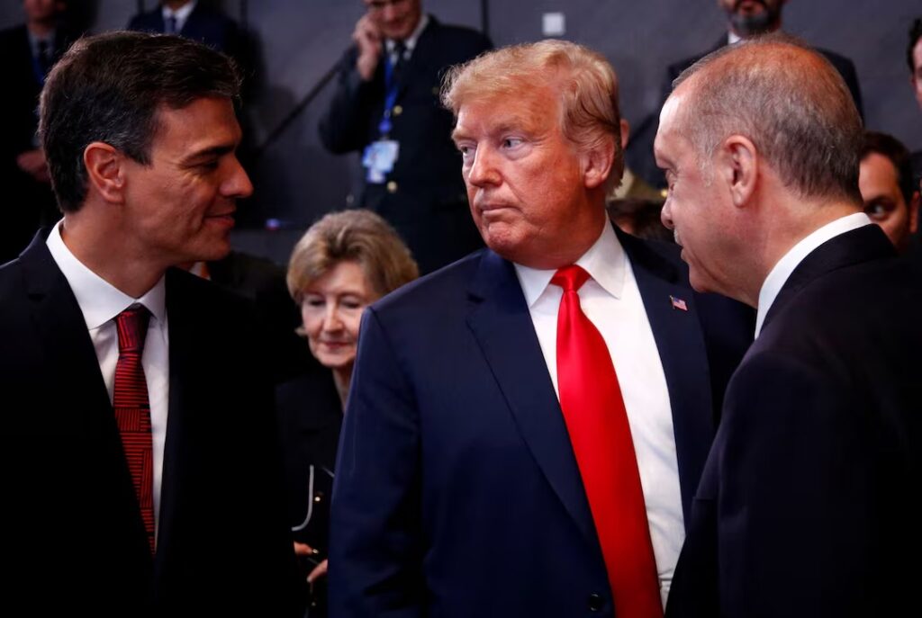 Ο Σάντσεθ «μπλοκάρει» τον Τραμπ: Η Ισπανία κλείνει το FIR της και τις αεροπορικές βάσεις σε πτήσεις του πολέμου κατά του Ιράν