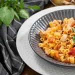 Καλαμαράκια με κοφτό μακαρονάκι – Το επικό πιάτο για τη νηστεία