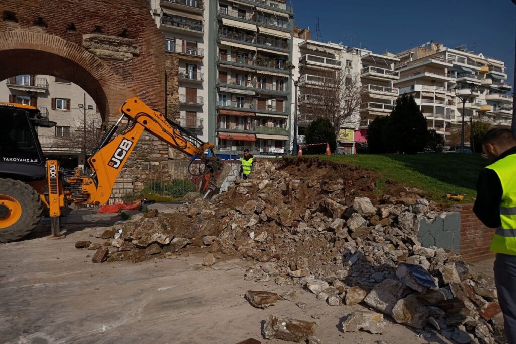Θεσσαλονίκη: Γκρεμίζεται ο τοίχος δίπλα στην Καμάρα που γέμιζε συνέχεια με γκράφιτι και αφίσες [Βίντεο]