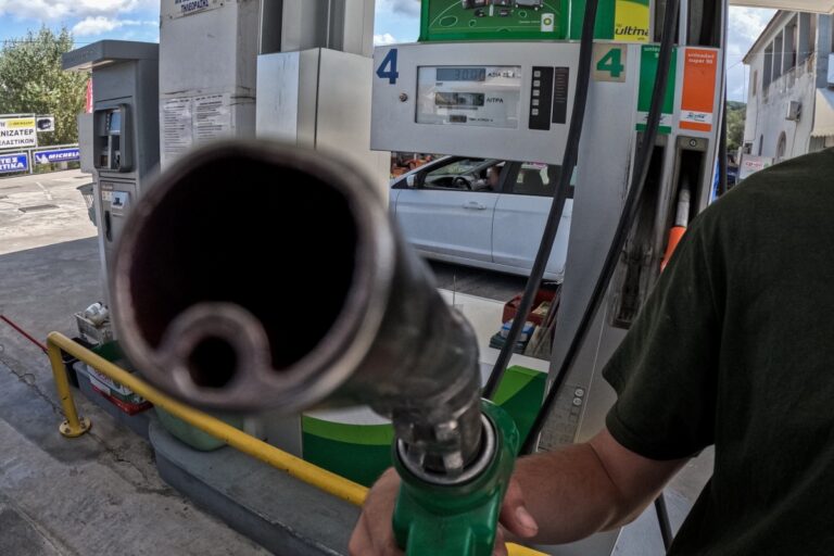Καύσιμα: Ρεκόρ τιμών βενζίνης στα νησιά – Πού εντοπίζεται η υψηλότερη – Τι λέει στο ET Magazine για το Fuel Pass ο πρόεδρος των Πρατηριούχων
