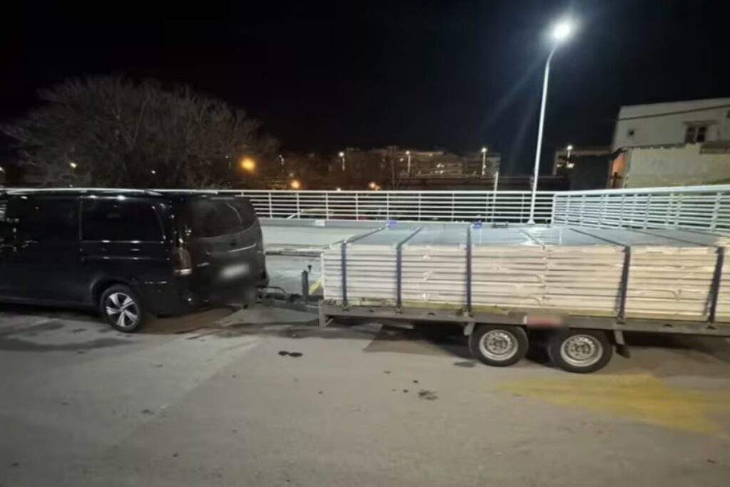 Θεσσαλονίκη: Μετέφερε πάνω από 660.000 λαθραία τσιγάρα με ένα τρέιλερ που είχε πάνω του κουφώματα [Βίντεο]