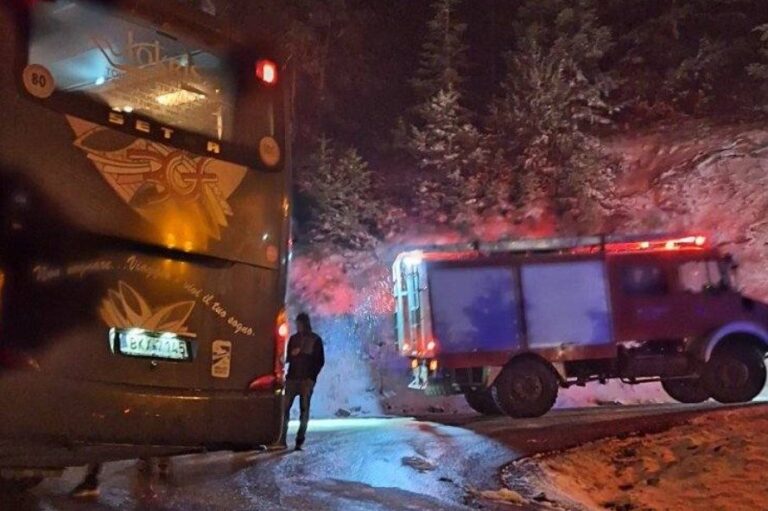 Προβλήματα από τον χιονιά στην ορεινή Αιτωλοακαρνανία – Απεγκλωβίστηκε λεωφορείο με μαθητές