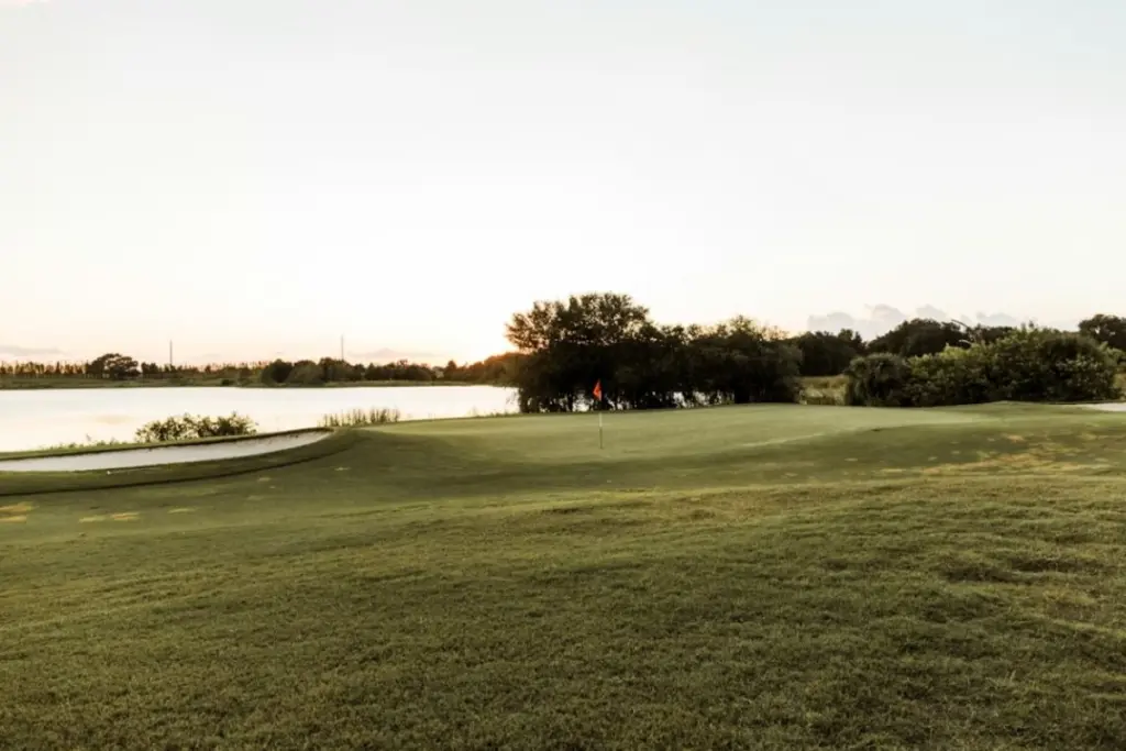 Λίμνη γκολφ σε ξενοδοχείο στη Χαλκιδική