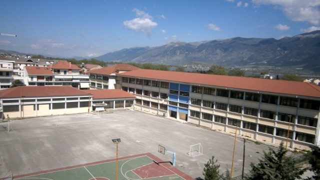 Ιωάννινα: Εισαγγελική έρευνα για τη συνεχιζόμενη διαρροή νερού στο 2ο Λύκειο – «Λίμνη» τα υπόγεια