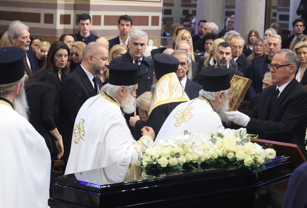 Μαρινέλλα: Υποβασταζόμενη η αδερφή της, Λούλα Γρηγοριάδη στην κηδεία [Εικόνες]